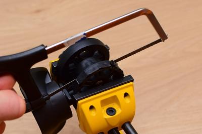 Osíčku přeřízneme pilkou na železo