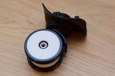 Na osičku nasadíme druhé kolečko.