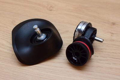 Držák dvojitého kolečka sundaný z montážního trnu