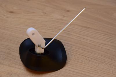 Držák zajistíme šroubkem.