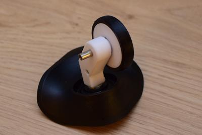 Kolečko vsuneme do držáku.