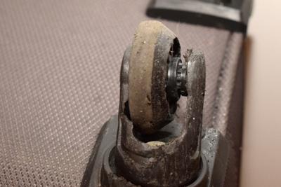 Poškozené kolečko kufru