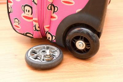 Nové kolečko na kufru